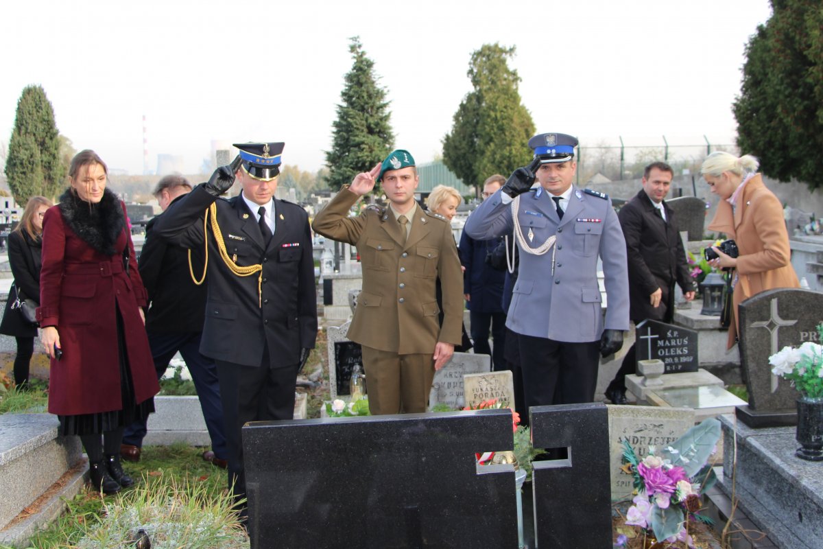 Salutujący przedstawiciele służb mundurowych nad grobem Posła na Sejm Grzegorza Dolniaka