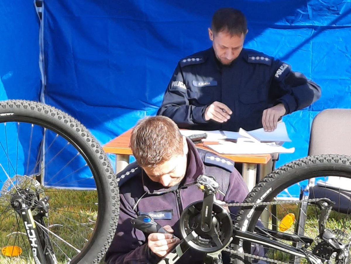 Dwóch policjantów uczestniczących w Akcji Grawer. Jeden z nich graweruje, drugi sporządza dokumentację. 