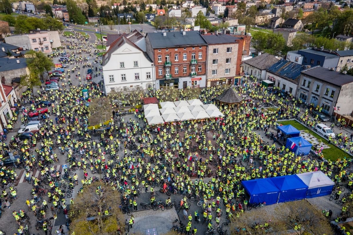 Zdjęcie zrobione z drona przedstawiajace uczestników Zagłębiowskiej Masy Krytycznej na czeladzkim rynku. 