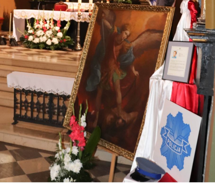 Zdjęcie przedstawiające w kościele emblematy upamiętniające tragicznie zmarłego na służbie policjanta sierżanta Grzegorza Załogę.