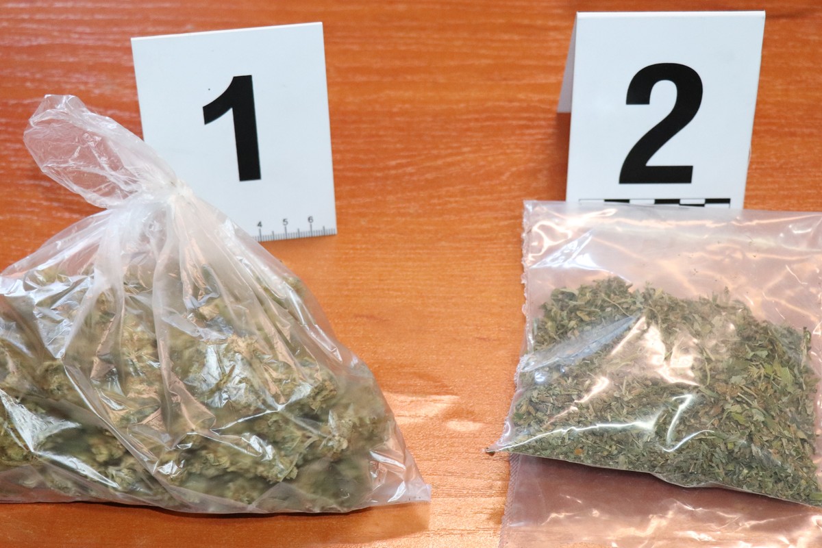 Na biurku w workach znajdują się zabezpieczone narkotyki, nad nimi znajdują się numerki. 