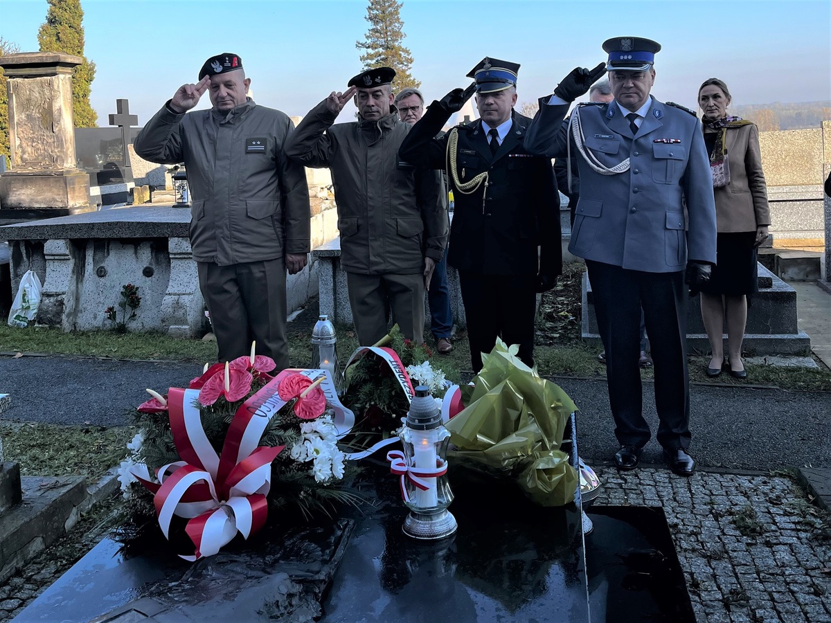 Komendant Powiatowy Policji w Będzinie, Komendant będzińskiej straży pożarnej, Szef Centrum Wojskowego Centrum Rekrutacji w Będzinie i jego zastępca salutują nad grobem śp. Grzegorza Dolniaka. 