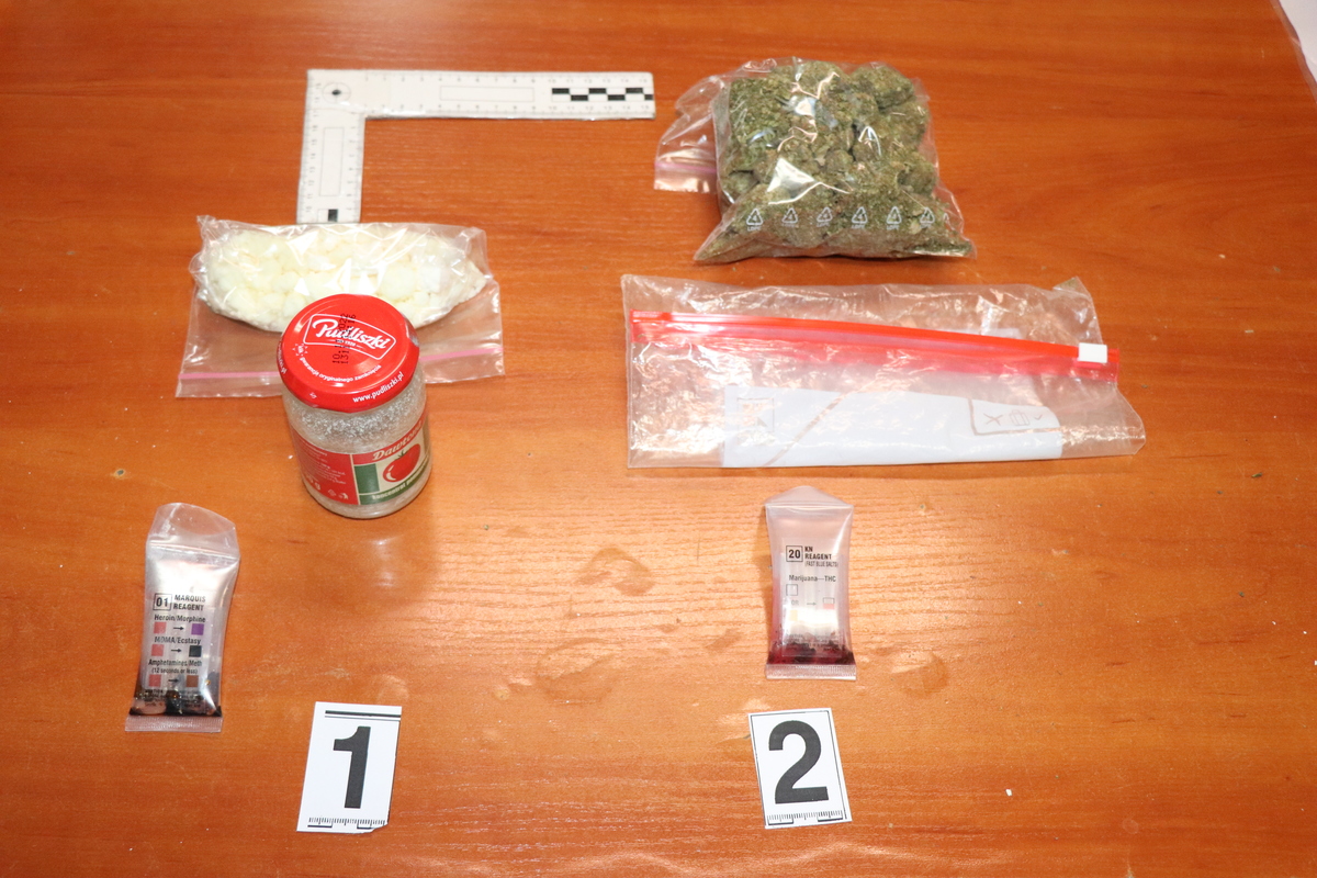 Na zdjęciu na biurku znajdują się zatrzymane przez policjantów narkotyki, testery i numerki. 
