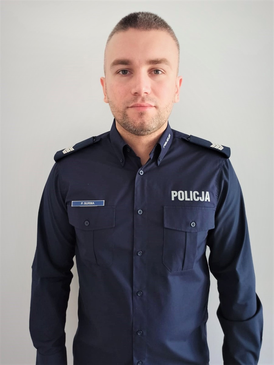 Na zdjęciu umundurowany policjant