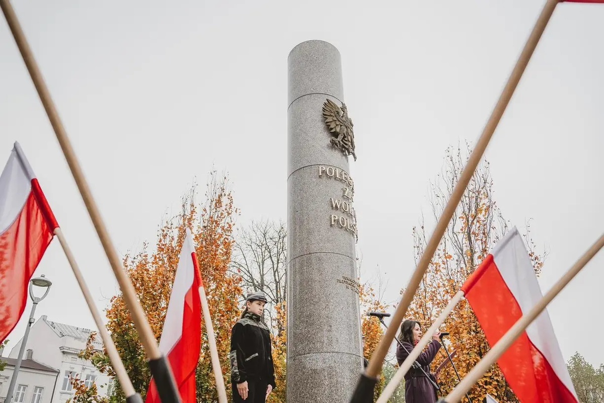 Na zdjęciu pomnik Poległym za Wolną Polskę oraz flagi biało-czerwone. 