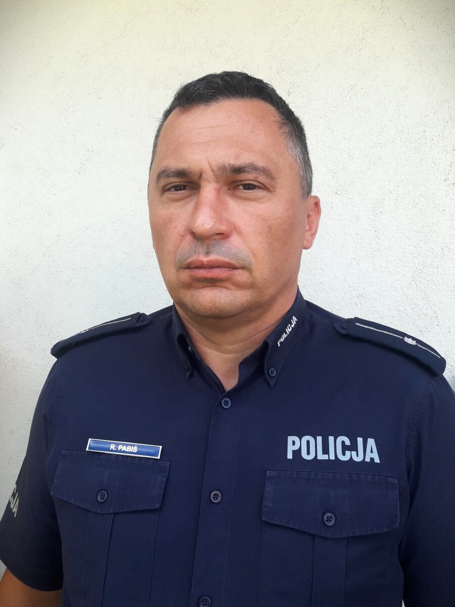 Na zdjęciu umundurowany policjant