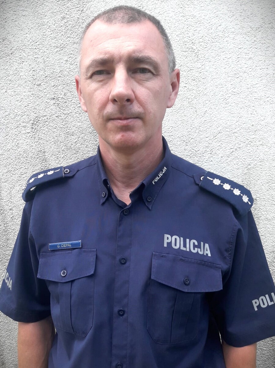 Na zdjęciu umundurowany policjant