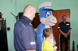 Kierownictwo KPP Będzin z 9-latkiem.