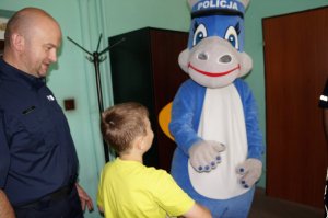 Komendant KPP z chłopcem oraz smoczycą  Klarą.