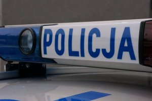 Sygnalizator świetlny na dachu radiowozu z napisem &quot;POLICJA&quot;