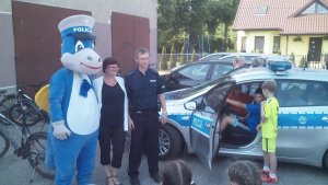Maskotka będzińskiej Policji - smoczyca Klara wraz z policjantem