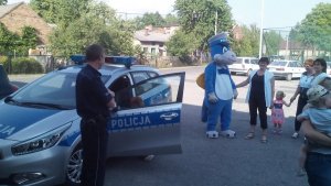 Maskotka będzińskiej Policji - smoczyca Klara wraz z policjantem