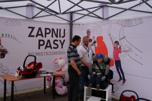 Pokaz prawidłowego zabezpieczenia fotelika samochodowego do przewozu dzieci