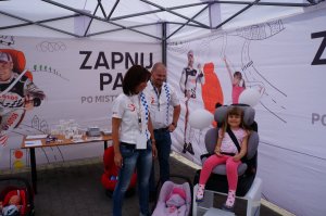 Pokaz prawidłowego zabezpieczenia fotelika samochodowego do przewozu dzieci
