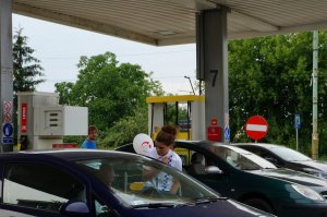 Ekspert rozmawiający z kierowcą