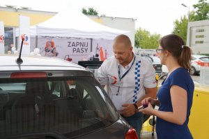 Ekspert rozmawiający z kierowcą
