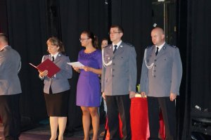I Zastępca Śląskiego Komendanta Wojewódzkiego Policji w Katowicach insp. Roman Rabsztyn (drugi od prawej strony) oraz Komendant Powiatowy Policji w Będzinie podinsp. Adam Pilarek (pierwszy po prawej stronie)