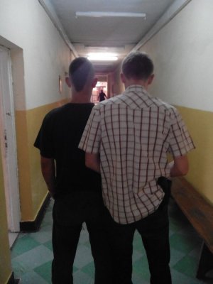 Policjant z zatrzymanym włamywaczem