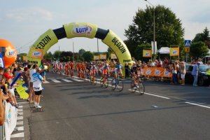 Kolumna peletonu na lotnej premii