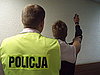 Policjant zatrzymuje graficiarza