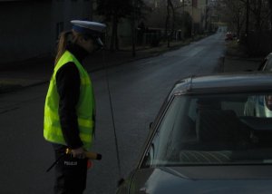 Policjantka kontrolująca stan trzeźwości kierowcy