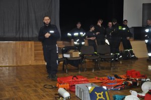 Policjant na spotkaniu z dziećmi w Miejskim Ośrodku Kultury w Wojkowicach