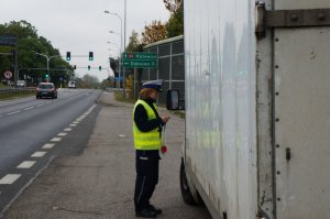 Sierż., sztab. Magdalena Sinek w trakcie kontroli drogowej