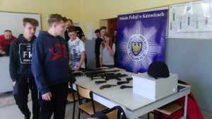 Policjanci na dniach otwartych w wojkowickim liceum