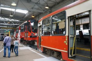 Smoczyca Klara na dniu otwartym w będzińskiej zajezdni tramwajowej