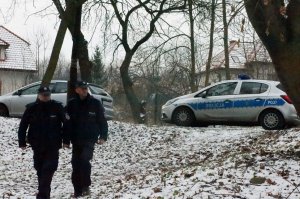 Policjanci sprawdzają pustostany i &quot;koczowiska&quot; bezdomnych