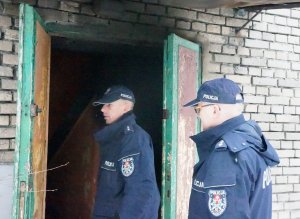 Policjanci sprawdzają pustostany i &quot;koczowiska&quot; bezdomnych