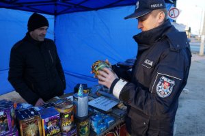 Będzińscy dzielnicowi kontrolują sprzedaż fajerwerków