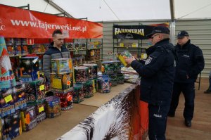 Będzińscy dzielnicowi kontrolują sprzedaż fajerwerków