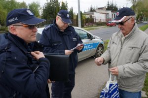 Dzielnicowi rozmawiają o bezpieczeństwie z działkowcami w ramach ogólnopolskiej akcji &quot; Dzielnicowy bliżej nas &quot;