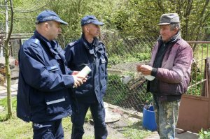 Dzielnicowi rozmawiają o bezpieczeństwie z działkowcami w ramach ogólnopolskiej akcji &quot; Dzielnicowy bliżej nas &quot;