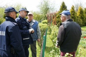 Dzielnicowi rozmawiają o bezpieczeństwie z działkowcami w ramach ogólnopolskiej akcji &quot; Dzielnicowy bliżej nas &quot;