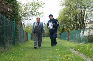 Dzielnicowi rozmawiają o bezpieczeństwie z działkowcami w ramach ogólnopolskiej akcji &quot; Dzielnicowy bliżej nas &quot;