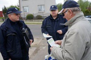 Dzielnicowi rozmawiają o bezpieczeństwie z działkowcami w ramach ogólnopolskiej akcji &quot; Dzielnicowy bliżej nas &quot;