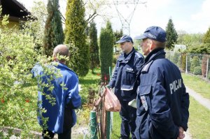 Dzielnicowi rozmawiają o bezpieczeństwie z działkowcami w ramach ogólnopolskiej akcji &quot; Dzielnicowy bliżej nas &quot;