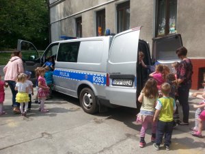 O bezpieczeństwie z pluszową policjantką