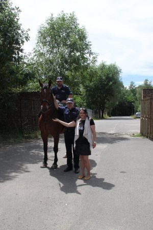 Młodzi mundurowi z wizytą w oddziale Policji konnej