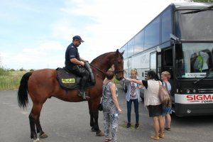 Młodzi mundurowi z wizytą w oddziale Policji konnej