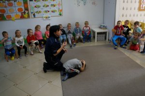 Z pluszową policjantką nie tylko o odblaskach