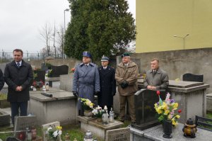 Mundurowi na grobach zasłużonych będzinian