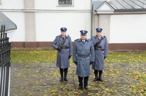 Warta honorowa przy grobie będzińskiego policjanta