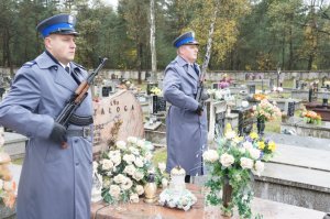 Warta honorowa przy grobie będzińskiego policjanta