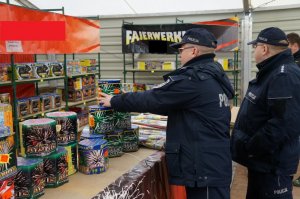 Policjantów próbował przekupić... petardami