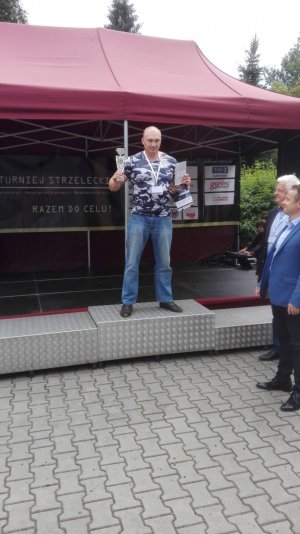 Bracia bliźniacy na podium turnieju strzeleckiego