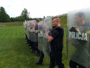 POLICJANCI NPP ĆWICZYLI NA GRODZIECKIM STADIONIE