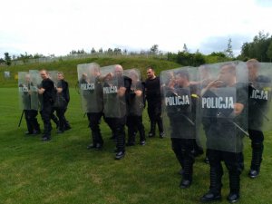 POLICJANCI NPP ĆWICZYLI NA GRODZIECKIM STADIONIE